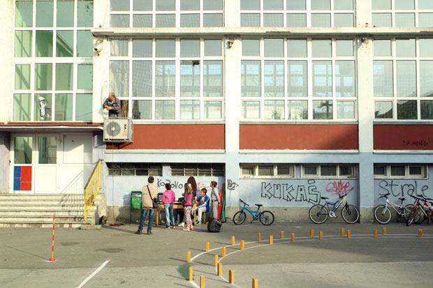 СА СТЕПЕНИЦА УЧЕ ПРАВОПИС: Школа из Куле применила забаван метод с циљем да одучи ђаке од грешака